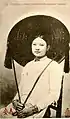 Vương Thị Phượng wears a nón Ba tầm in photo taken in the early 20th century.