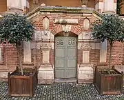 This small door opening under the stairs of the loggia of the Hôtel d'Assézat leads to the semi-buried cellars.