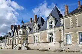 Front of château