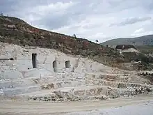 photographie d'un flanc de montagne découpé de façon géométrique