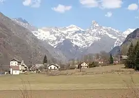 The hamlet of Séchier, in the commune of Saint-Jacques-en-Valgodemard, with the Olan in the background.