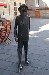 Valle-Inclán statue on Méndez Núñez square