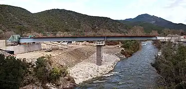 Construction of the new Ajiunta Bridge, carrying the RN200 road over the Vecchio river, between Venaco and Noceta