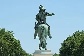 Statue de Louis XIV on the place d'Armes in the axis of the Avenue de Paris.