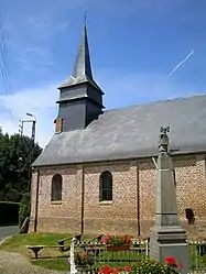 The church and war memorial in Villeroy