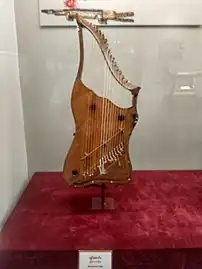 Burmese lyre, a Byat saung.