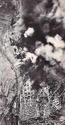 Luftangriff auf das Schweinfurter Industriegebiet 1943, im unteren Bereich der Rauchwolken Kugelfischer