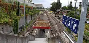 Steps down to island platform