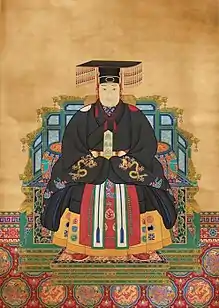 The mianguan of the Wanli Emperor. He is wearing the same mianguan as the mianguan in the left picture.