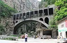 Chengdu–Kunming railway Yixiantain Bridge across the mouth of Laochang Creek.